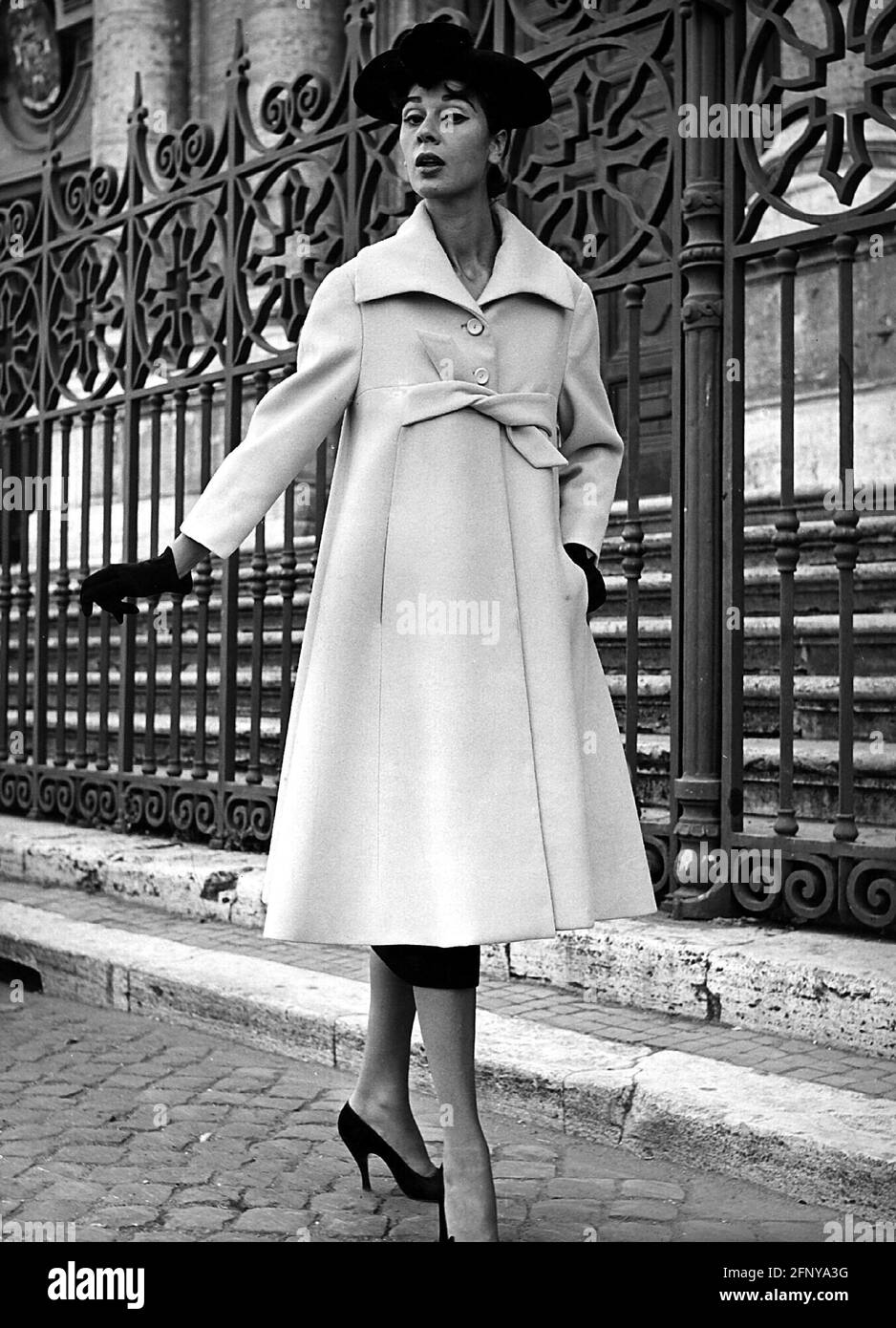 Mode, 50er Jahre, Damenmode, Frau trägt Mantel,  ZUSÄTZLICHE-RIGHTS-CLEARANCE-INFO-NOT-AVAILABLE Stockfotografie - Alamy