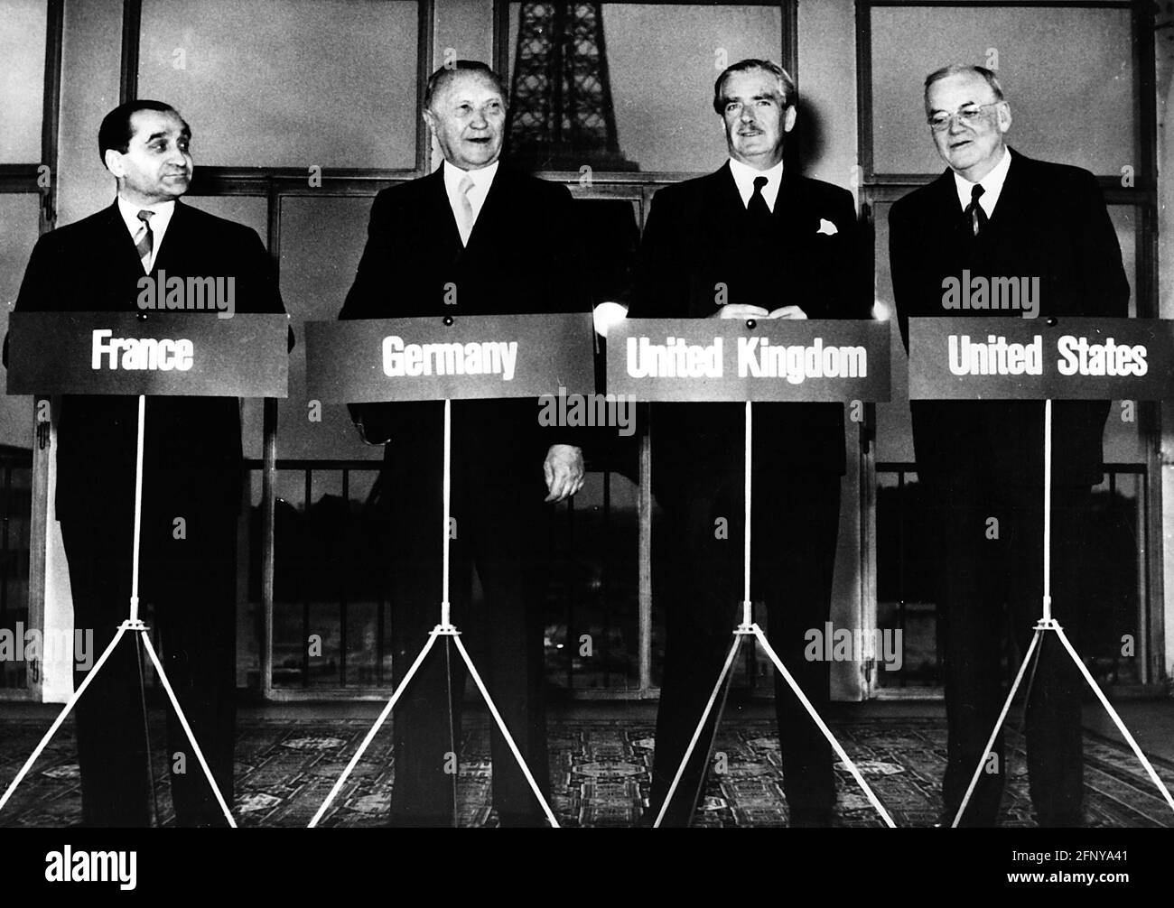 Politik, Konferenzen, Paris, 19. - 23.10.1954, Pressekonferenz mit Pierre Mendes-Frankreich, ZUSÄTZLICHE-RIGHTS-CLEARANCE-INFO-NOT-AVAILABLE Stockfoto