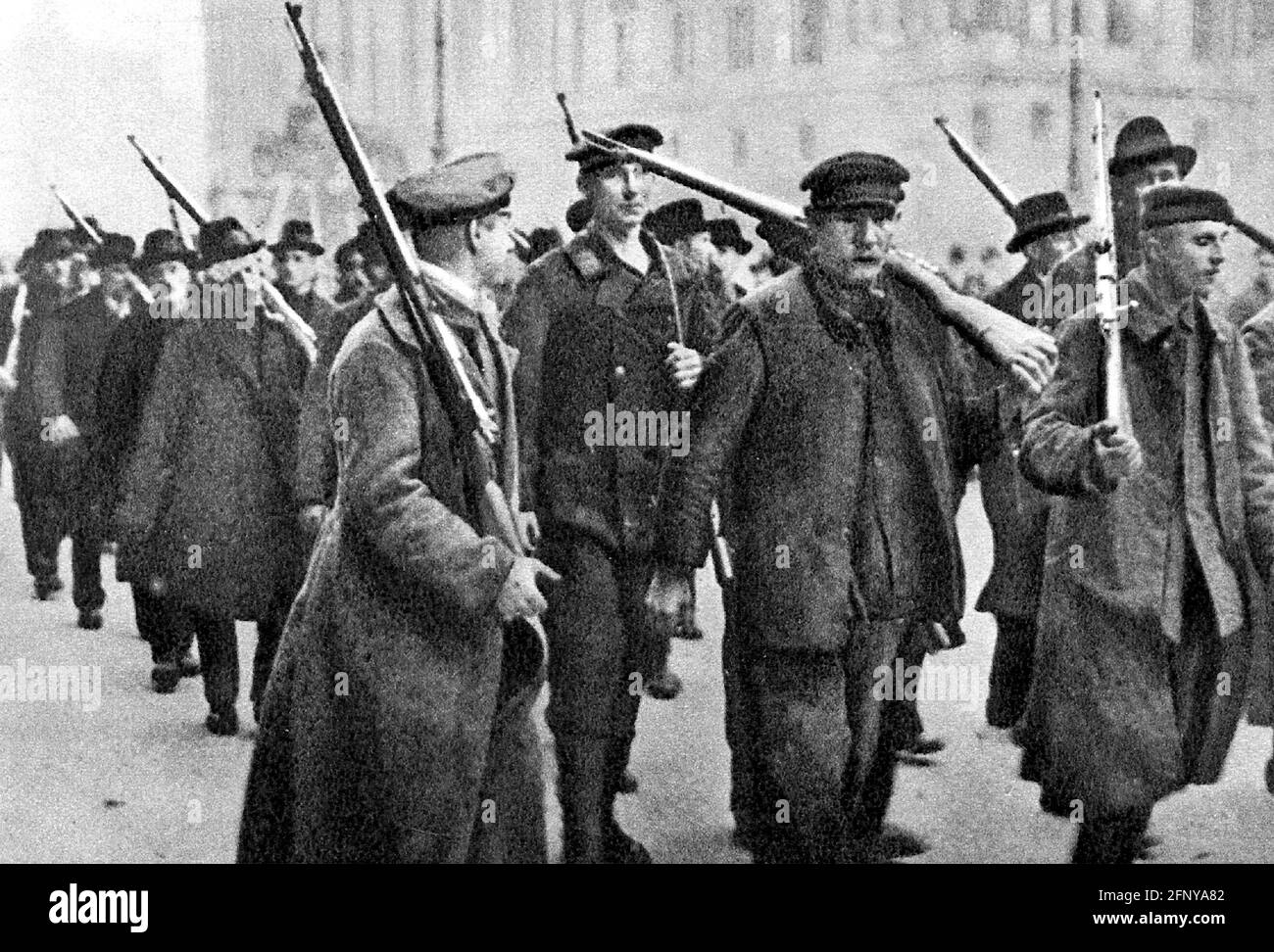Revolution 1918/1919, Berlin, Demonstration bewaffneter Arbeiter und Soldaten, 1918. November, 1910er, 10er, ZUSÄTZLICHE RECHTE-CLEARANCE-INFO-NOT-AVAILABLE Stockfoto