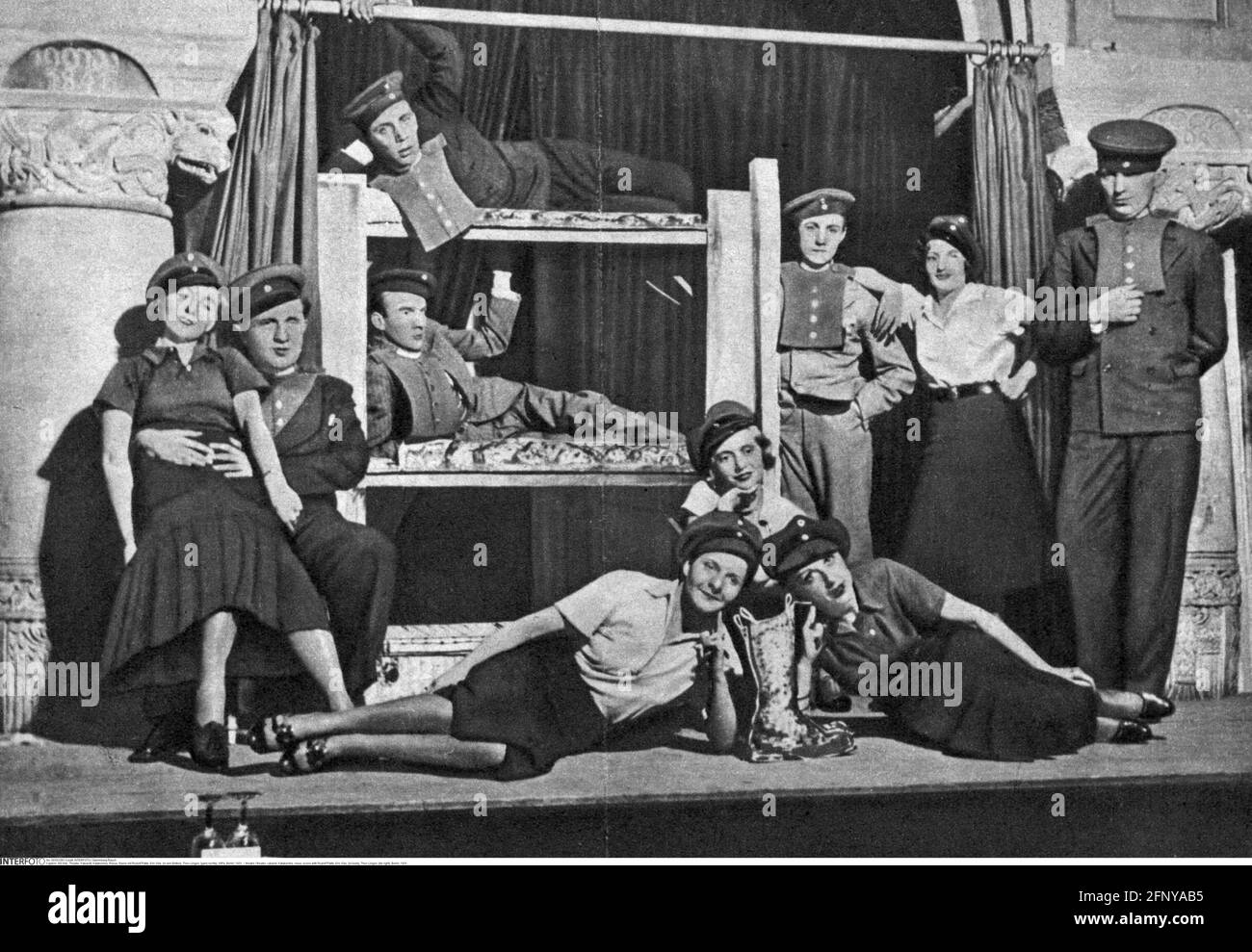 Theater / Theater, Kabarett, Katakombe, Revue, Szene mit Rudolf Platte, Eric Ode, (in Betten), ZUSÄTZLICHE-RIGHTS-CLEARANCE-INFO-NOT-AVAILABLE Stockfoto