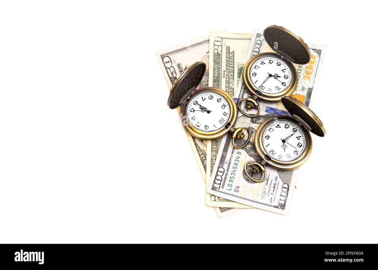 Drei antike Taschenuhren und Dollarscheine isoliert auf Weiß. Zeit ist Geld Konzept. Stockfoto