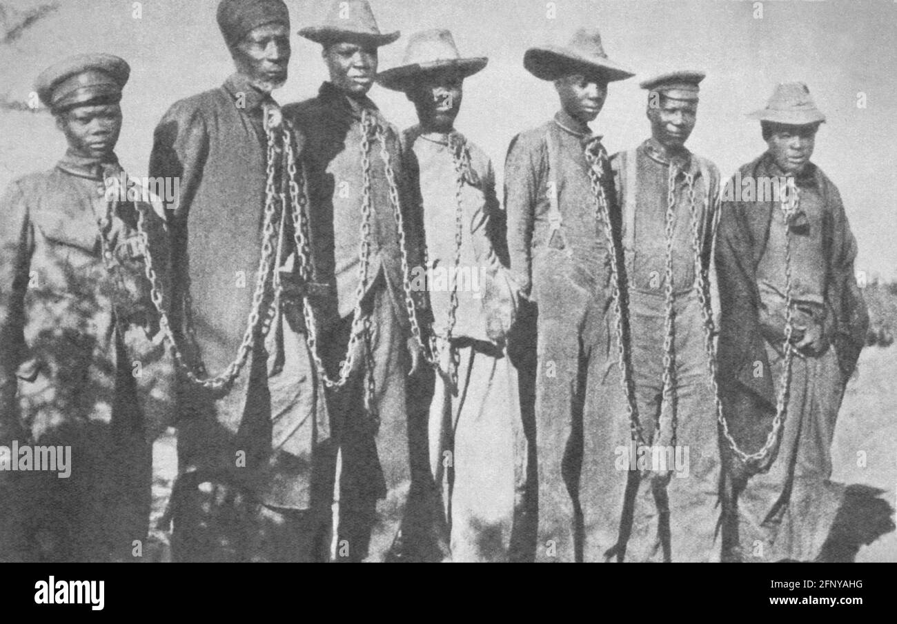 Kolonialismus, Deutsch-Südwestafrika, Herero-Aufstand 1904, gefangen genommen und verkettet Hereros, 1904, ZUSÄTZLICHE RECHTE-CLEARANCE-INFO-NOT-AVAILABLE Stockfoto