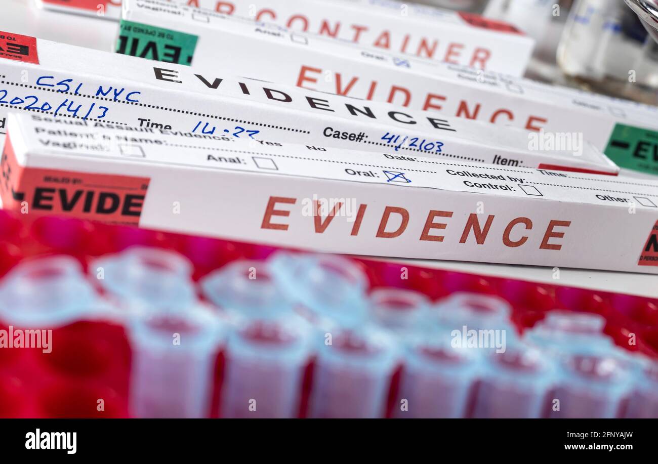 Mehrere Schachteln mit Abstrichbesteck im Kriminallabor versiegelt, konzeptuelles Bild Stockfoto