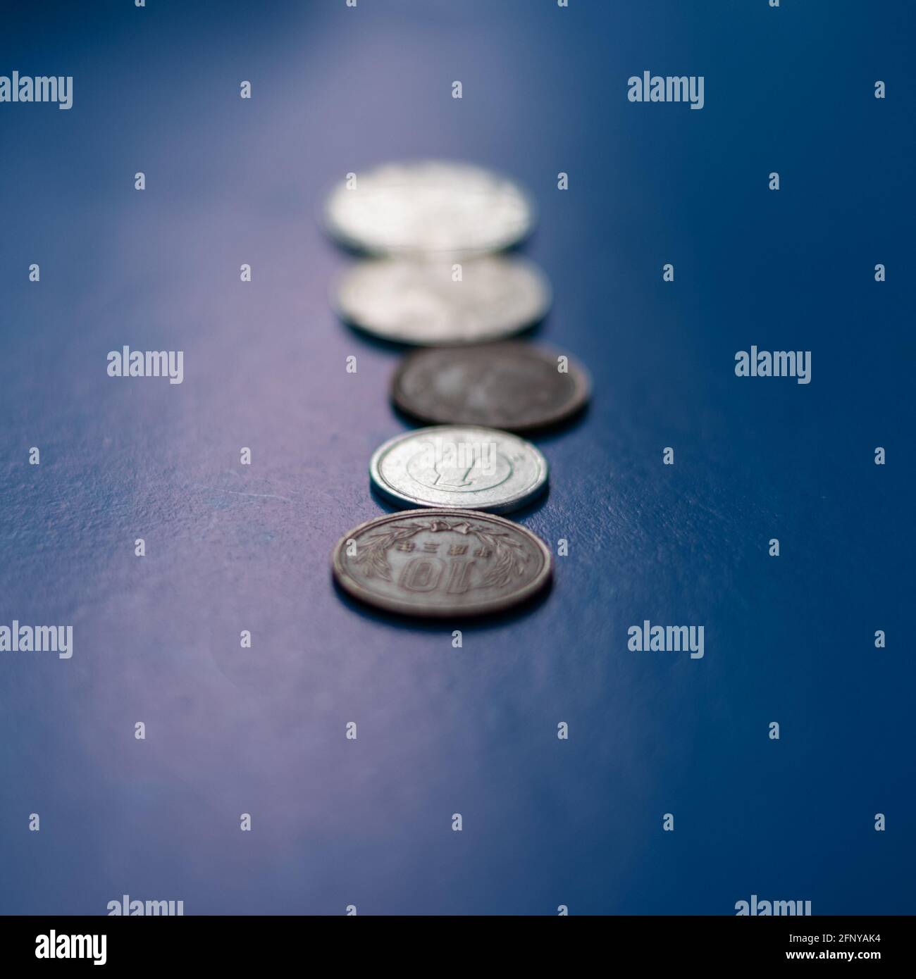 Chinesische und japanische Münzen. Verschwommener abstrakter Hintergrund. Stockfoto
