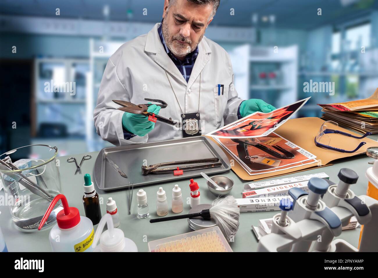 Polizeiwissenschaftler extrahiert DNA-Probe aus einer Zange in einem Kriminallabor, Konzeptbild Stockfoto