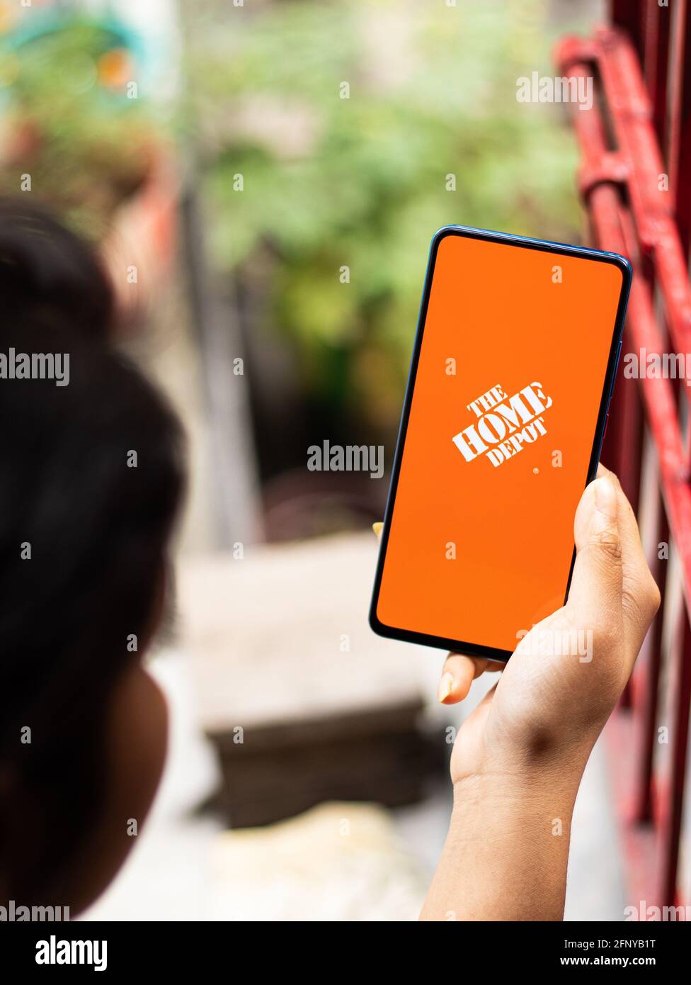 Assam, indien - 18. Mai 2021 : das Home Depot-Logo auf dem Telefonbildschirm. Stockfoto