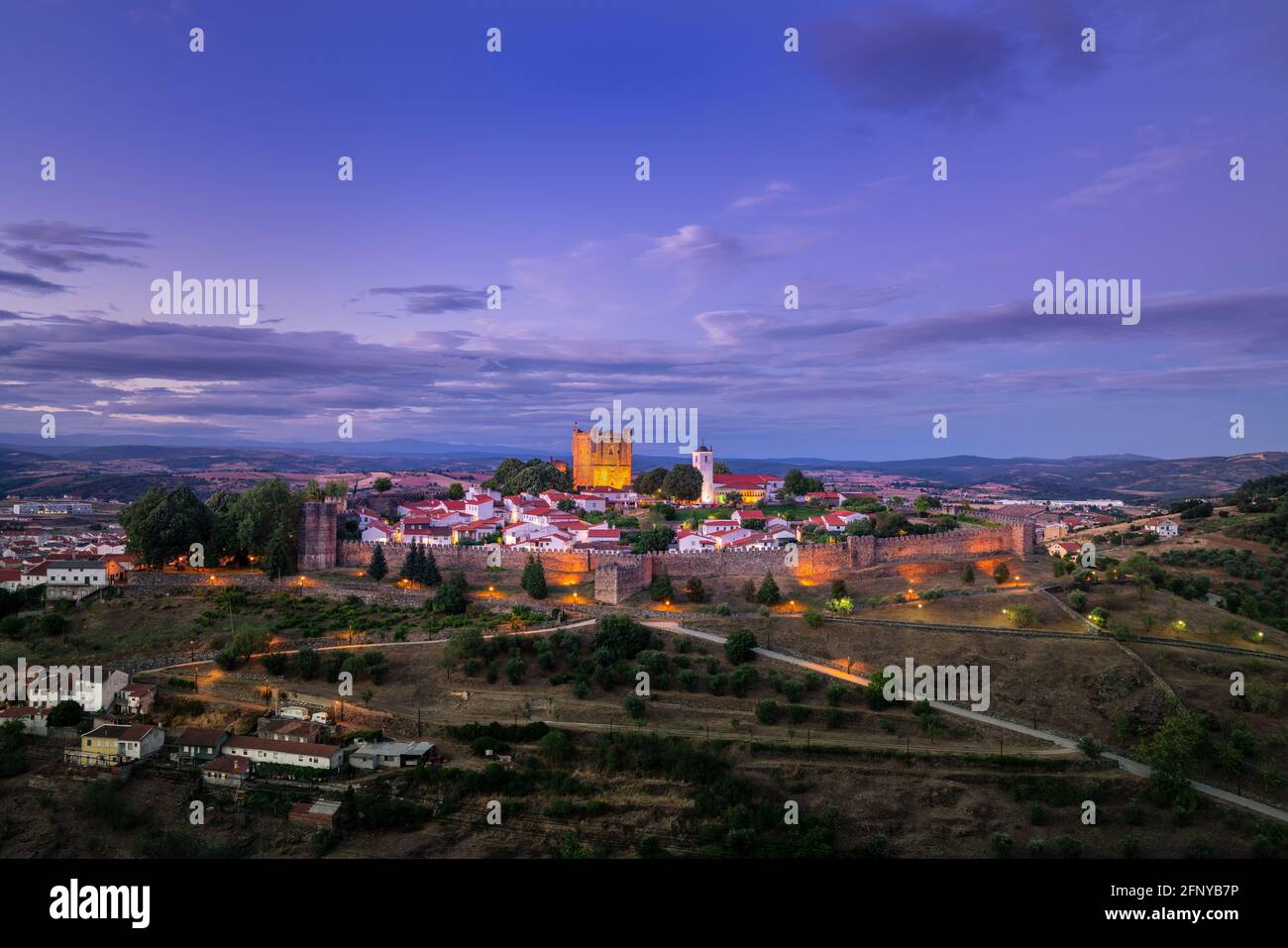 Bragansa Portugal. Atemberaubende mittelalterliche Stadtlandschaft in der Dämmerung Stockfoto
