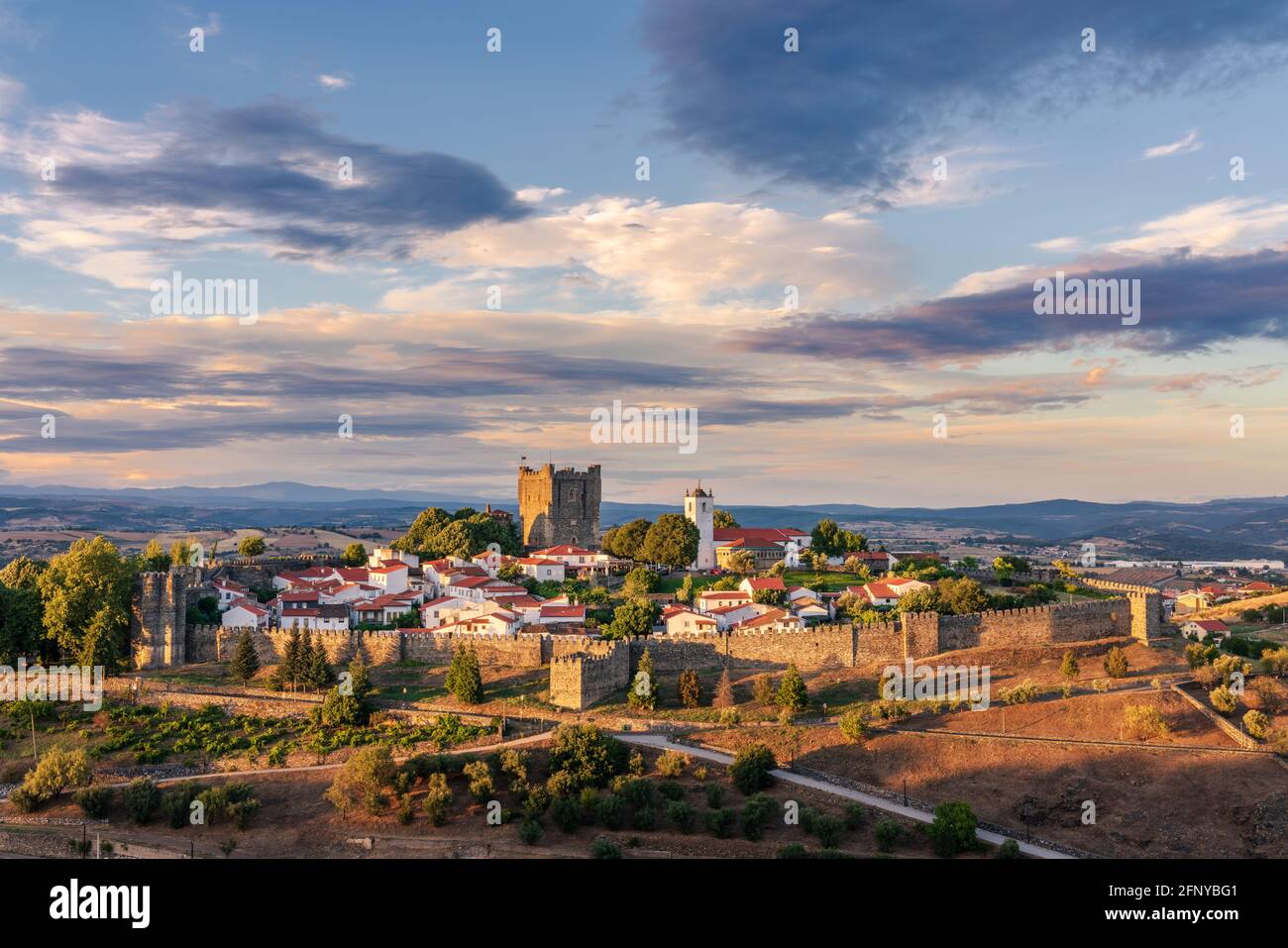 Bragansa Portugal. Atemberaubende mittelalterliche Stadtlandschaft in der Dämmerung Stockfoto