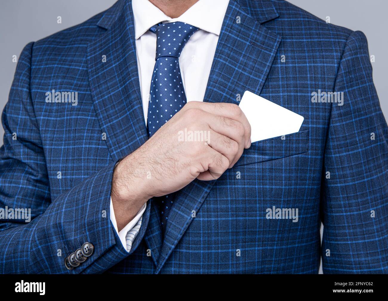 Präsentation seiner Visitenkarte. Männliche Hand ziehen Visitenkarte aus der Tasche. Geschäftsinformationen Stockfoto