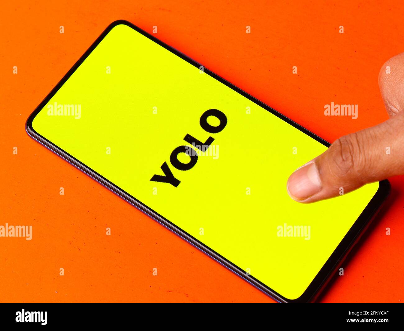 Assam, indien - 18. Mai 2021 : Yolo-Logo auf Telefonbildschirm Stock Bild. Stockfoto