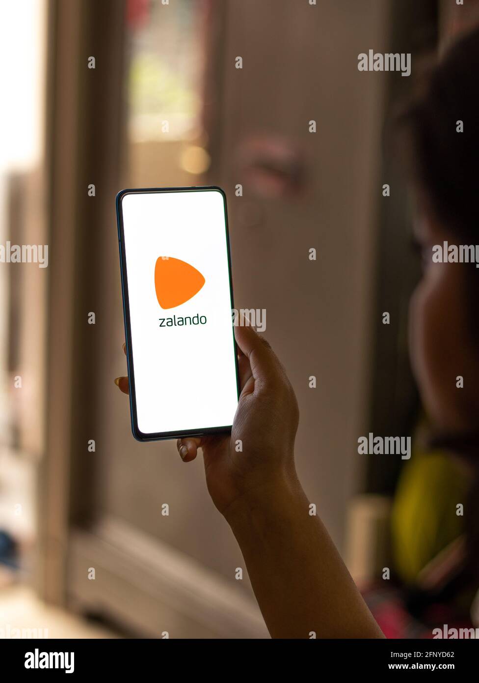 Assam, indien - 18. Mai 2021 : Zalando-Logo auf Telefonbildschirm Stock Bild. Stockfoto