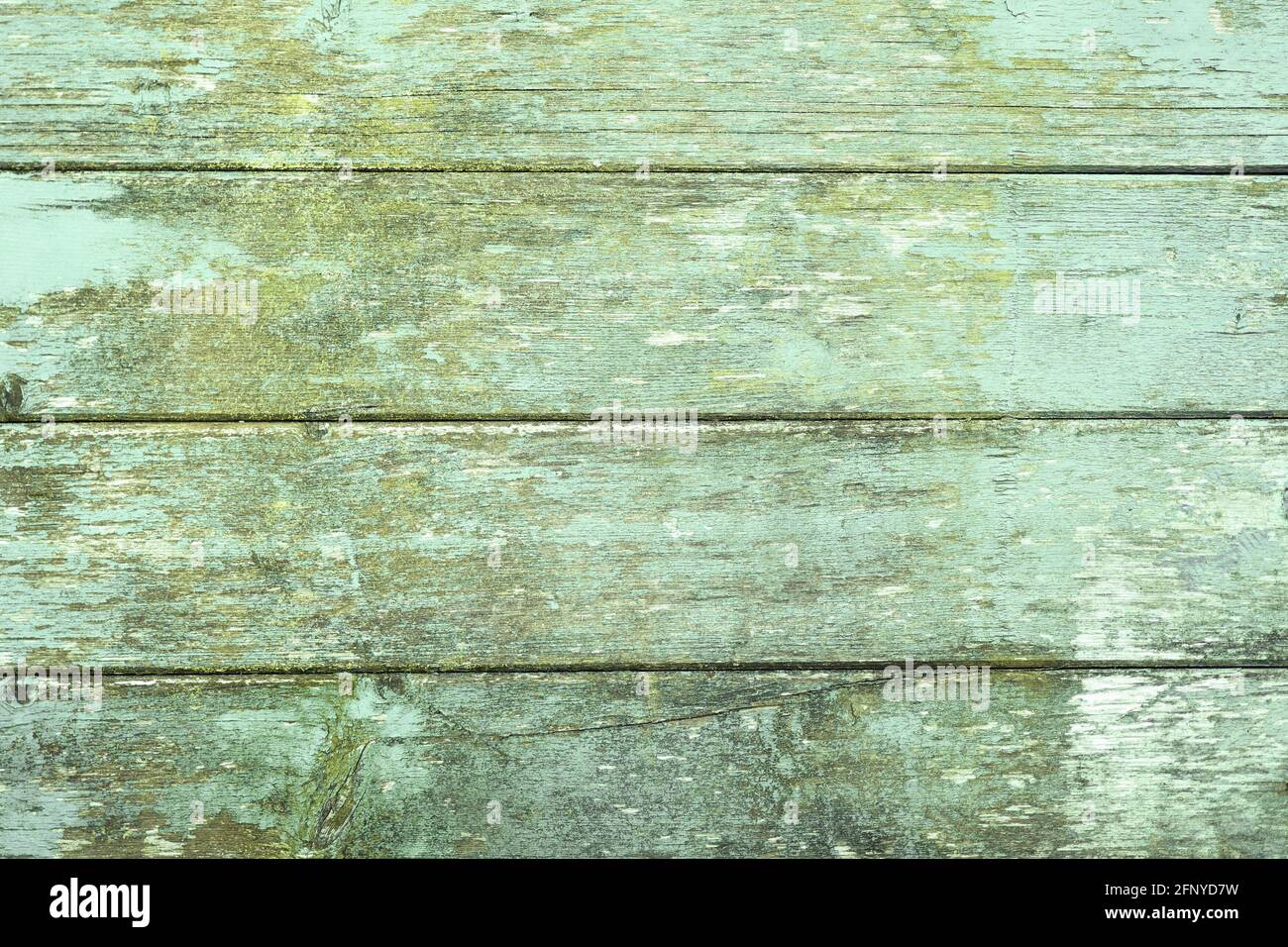 Holzhintergrund mit grünen horizontalen Planken und abgebroschter Farbe Stockfoto