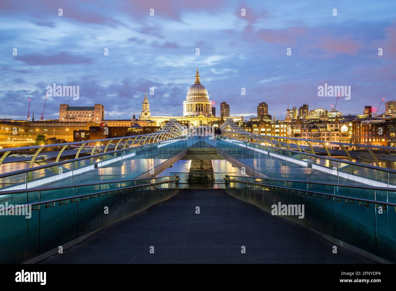 Blick auf die St. Pauls Cathedral und die Millenium Bridge bei Nacht. Stockfoto