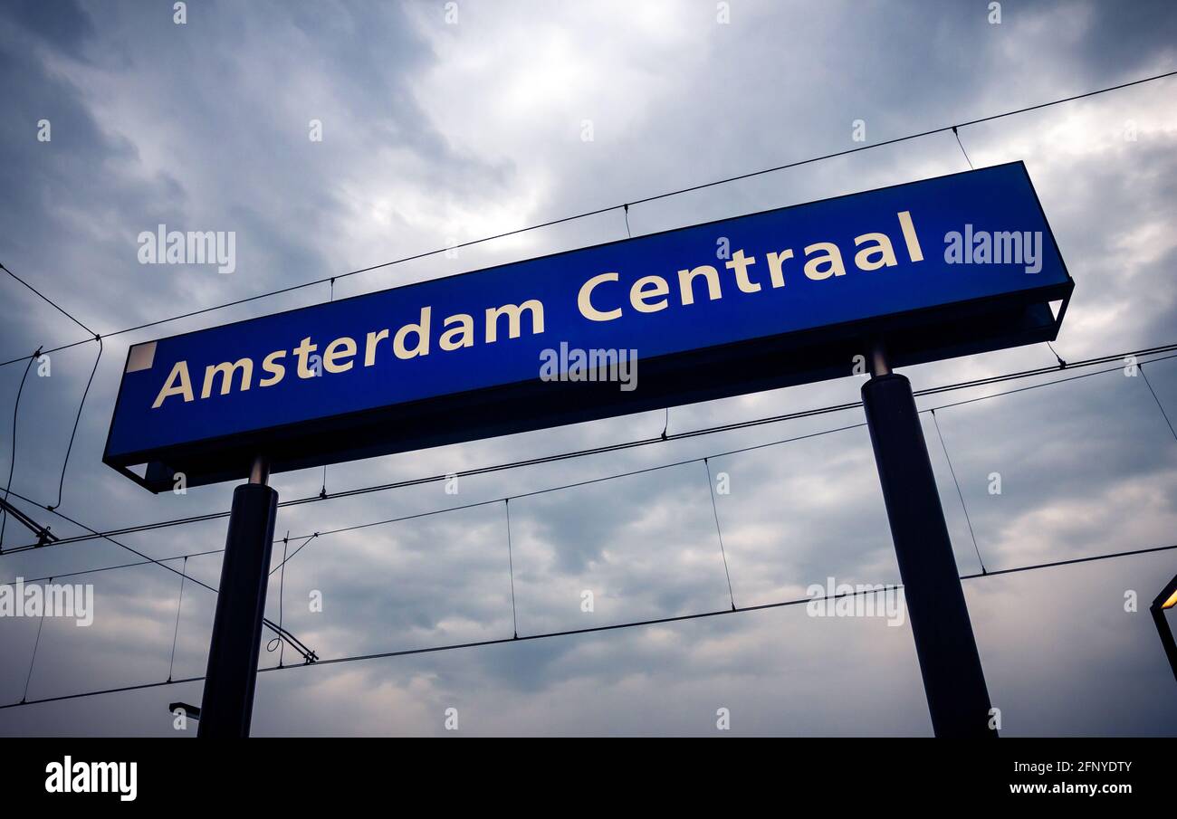 Schild Amsterdam Central Station auf dem Bahnhofsplatz Stockfoto