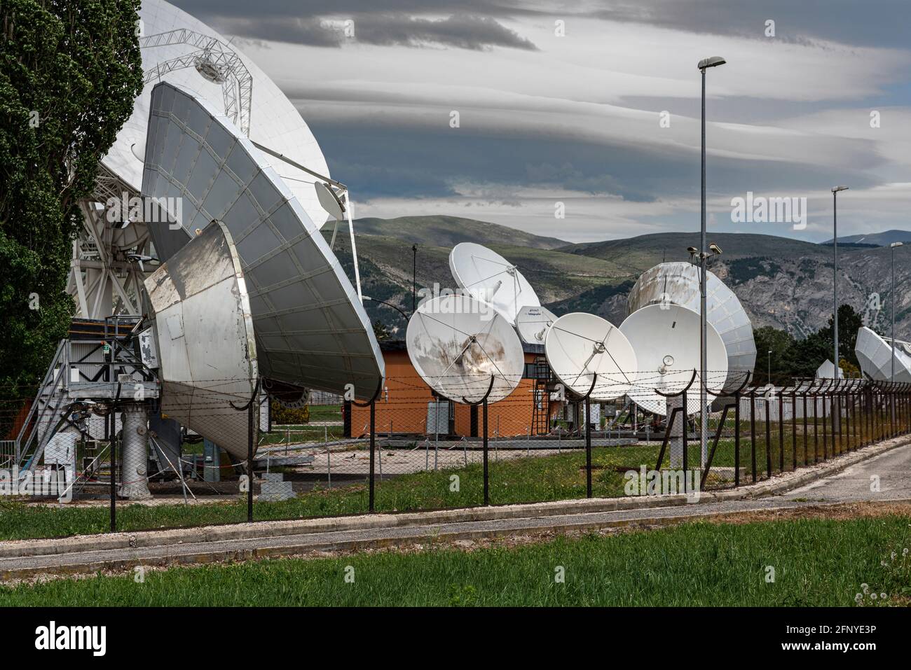 Telespazio Weltraumzentrum in Fucino. Satellitenschüssel für die in-Orbit-Satelliten und Telekommunikationsdienste. Abruzzen, Italien, Europa Stockfoto