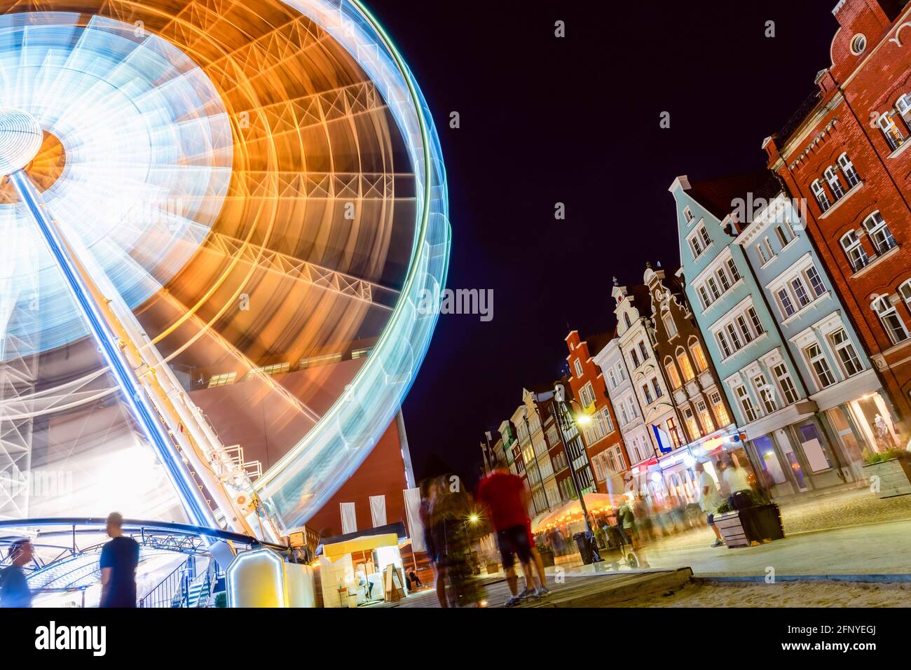 Nachtansicht auf dem Riesenrad und mittelalterlichen Gebäuden in der Altstadt von Danzig. Polen Stockfoto