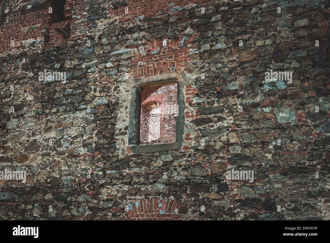 fenster in der alten Steinmauer des historischen Gebäudes In Polen Stockfoto
