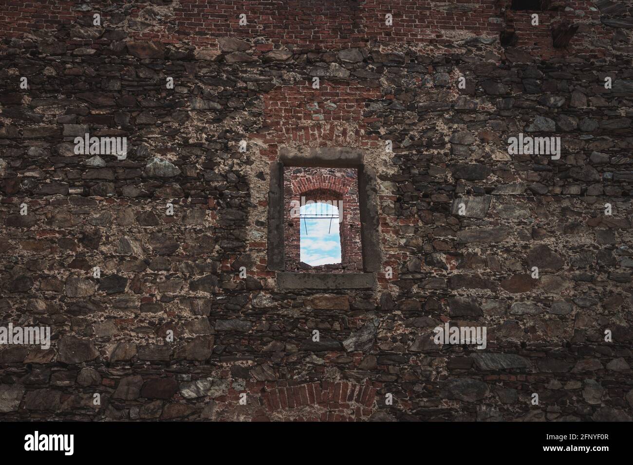 fenster in der alten Steinmauer des historischen Gebäudes In Polen Stockfoto