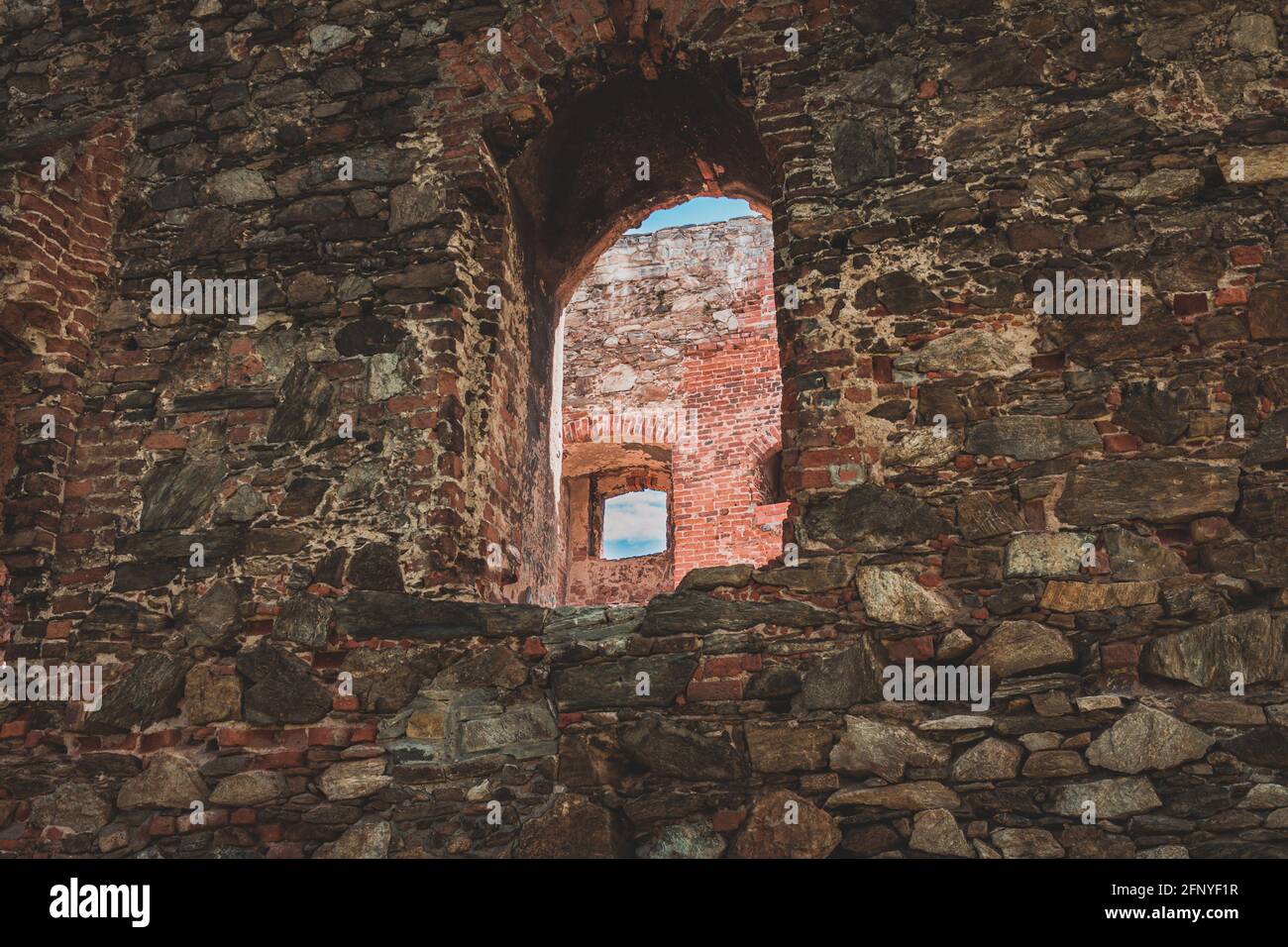 fenster in der alten Steinmauer des historischen Gebäudes In Polen Stockfoto