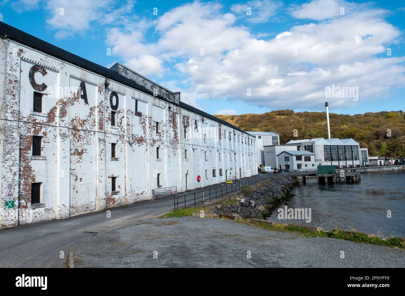 Caol Ila Distillery Islay, mit Blick auf den Klang von Islay. Caol Ila wurde 1846 erbaut und ist die größte der in Betrieb arbeitenden Brennereien auf der Insel Islay. Stockfoto