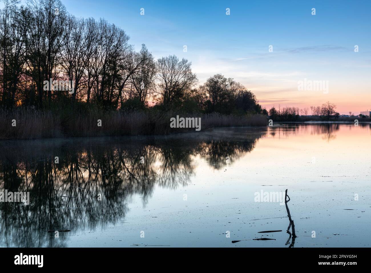 Sonnenaufgang an einem kleinen See in Bayern, Deutschland Stockfoto