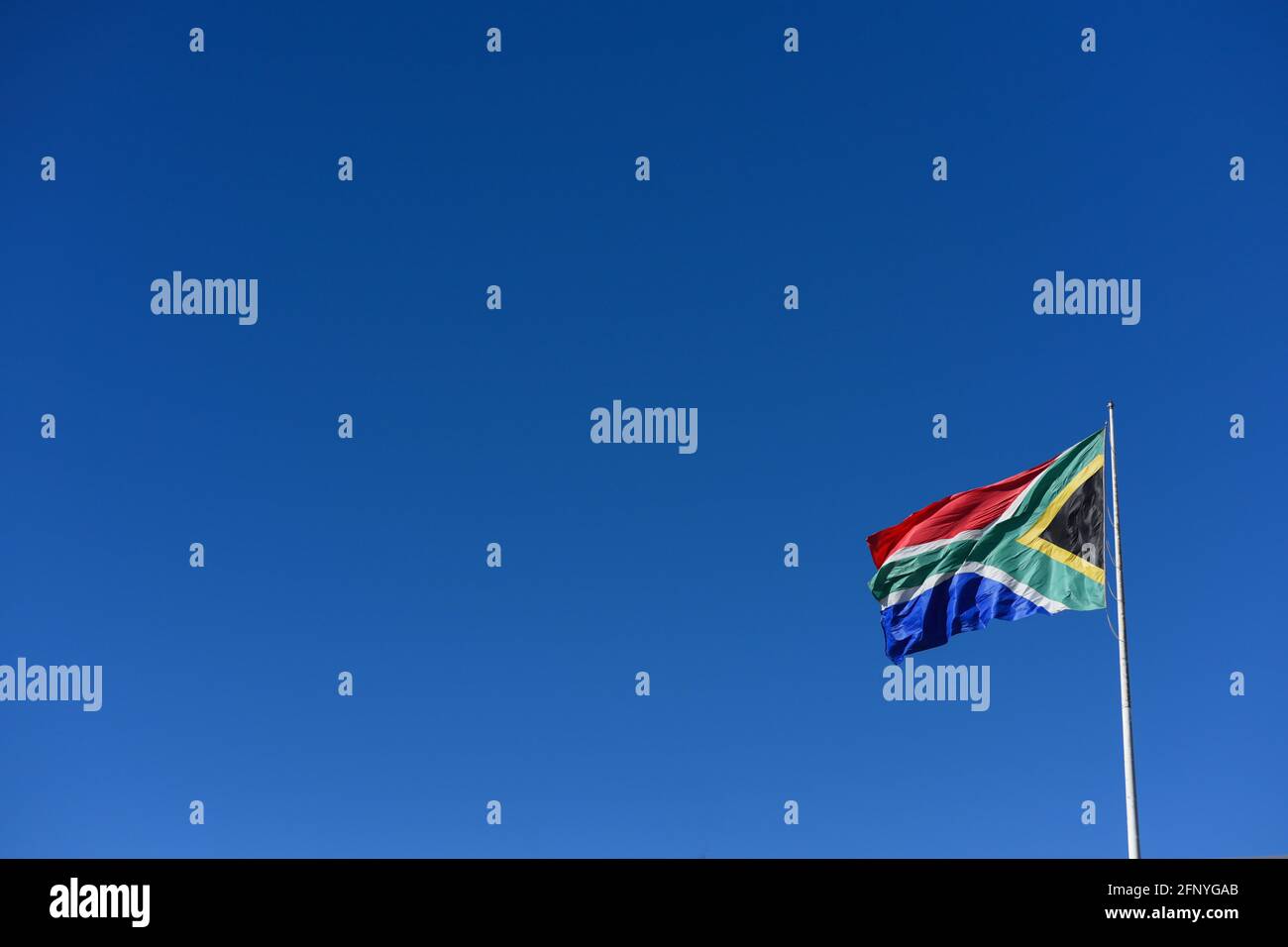Die südafrikanische Flagge schwankte am Himmel Stockfoto