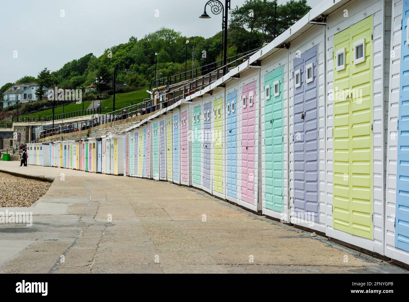 Eine Reihe von Pastell gemalt Strandhütten auf der Esplanade in Lyme Regis, Dorset, Großbritannien Stockfoto