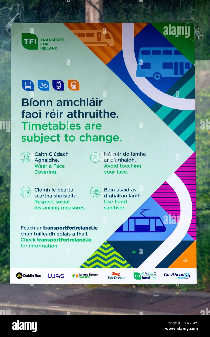 Plakat, auf dem die Fahrplanänderungen für den öffentlichen Nahverkehr in Irland in irischer Sprache erklärt werden. TFI Transport für Irland Stockfoto