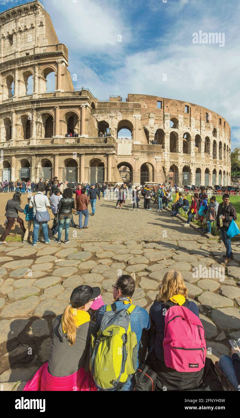 Rom, Italien. Menschenmassen rund um das Kolosseum. Das historische Zentrum von Rom ist ein UNESCO-Weltkulturerbe. Stockfoto