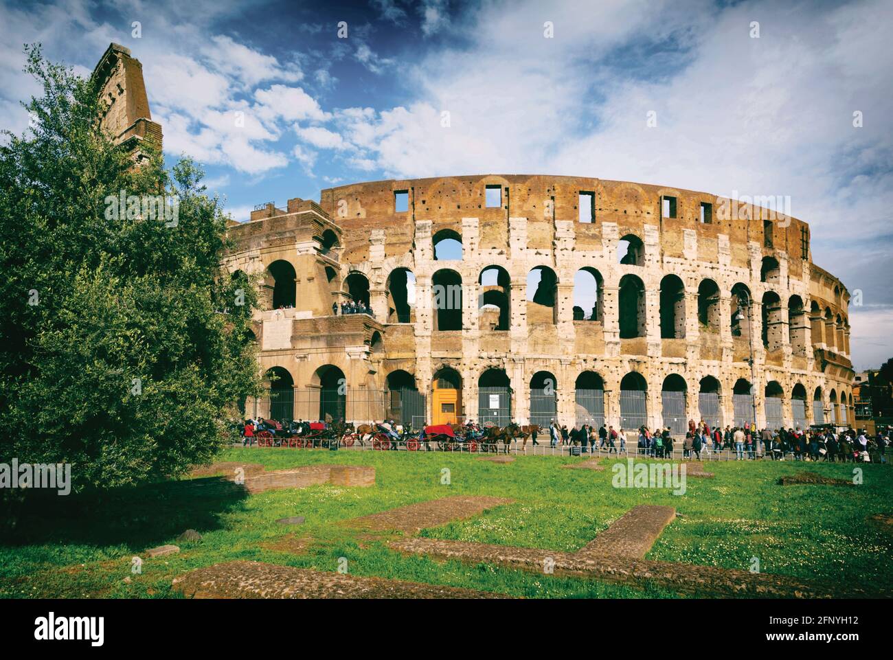 Rom, Italien. Außenansicht des Kolosseums. Das historische Zentrum von Rom ist ein UNESCO-Weltkulturerbe. Stockfoto