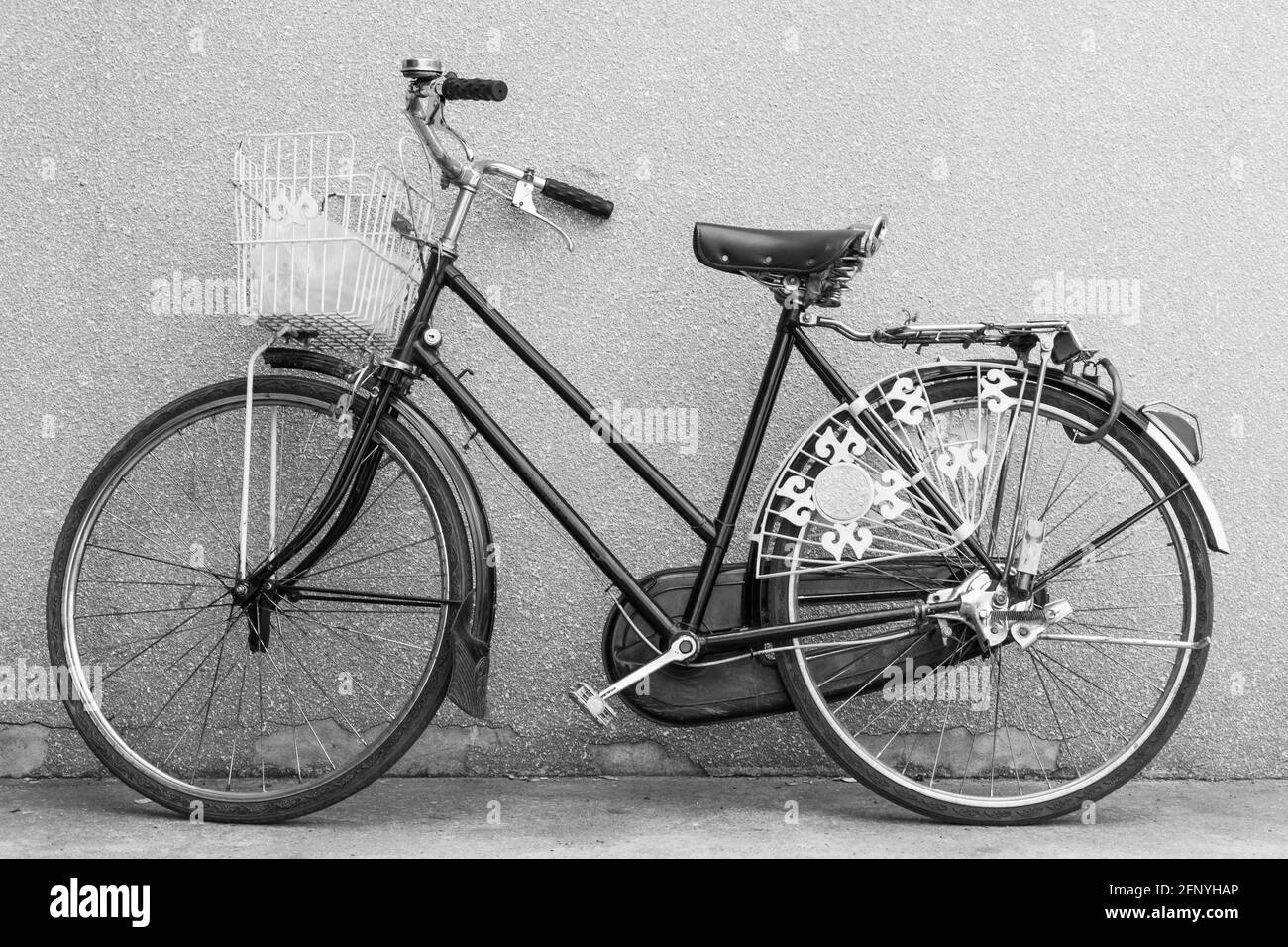 Altes Fahrrad, Fahrrad auf der Straße Stockfoto