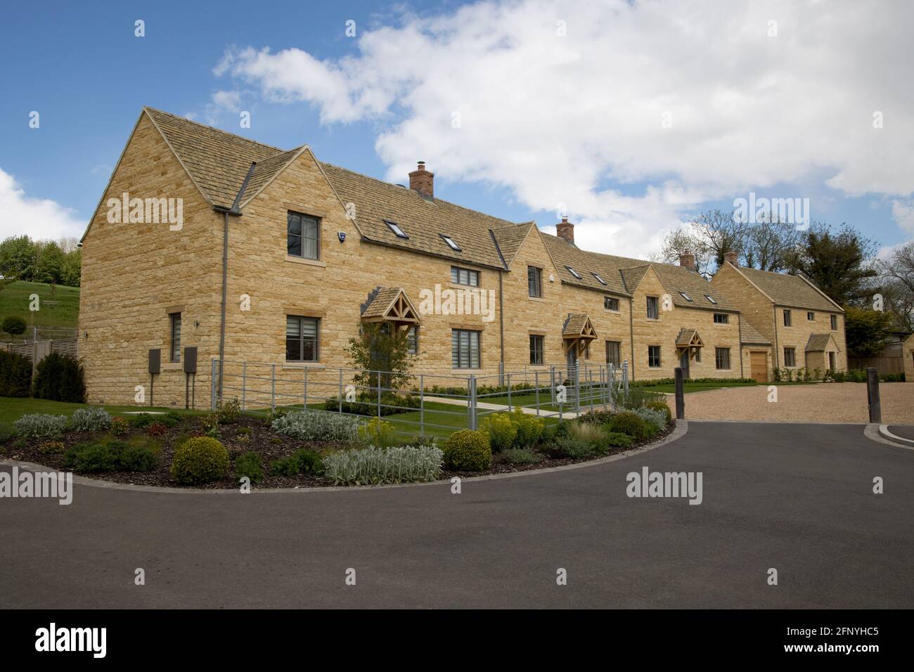 Attraktive miteinander verbundene traditionelle neue Cotswood-Steinhäuser in ländlicher Umgebung Chipping Campden UK Stockfoto