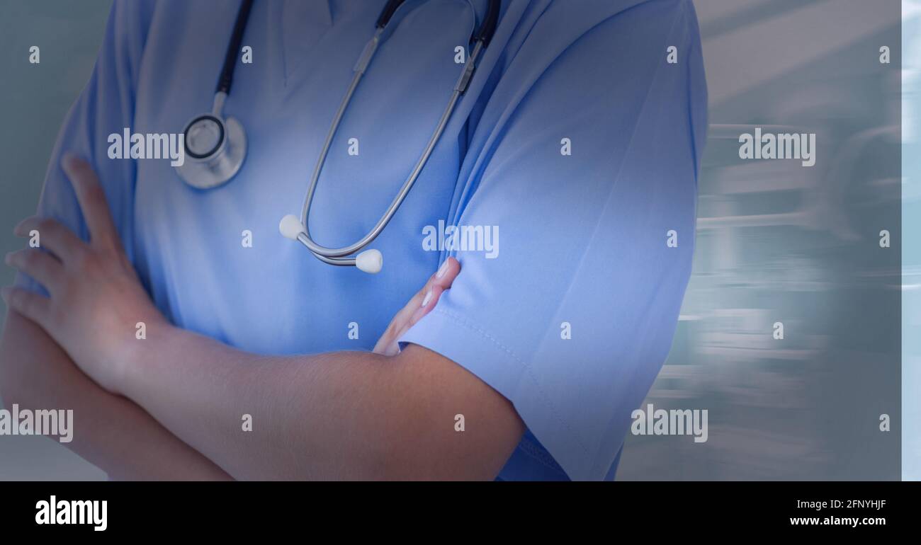 Mittelteil der Krankenschwester mit Krankenhausraum im Hintergrund, Konzepte für das Gesundheitswesen und medizinisches Fachpersonal Stockfoto