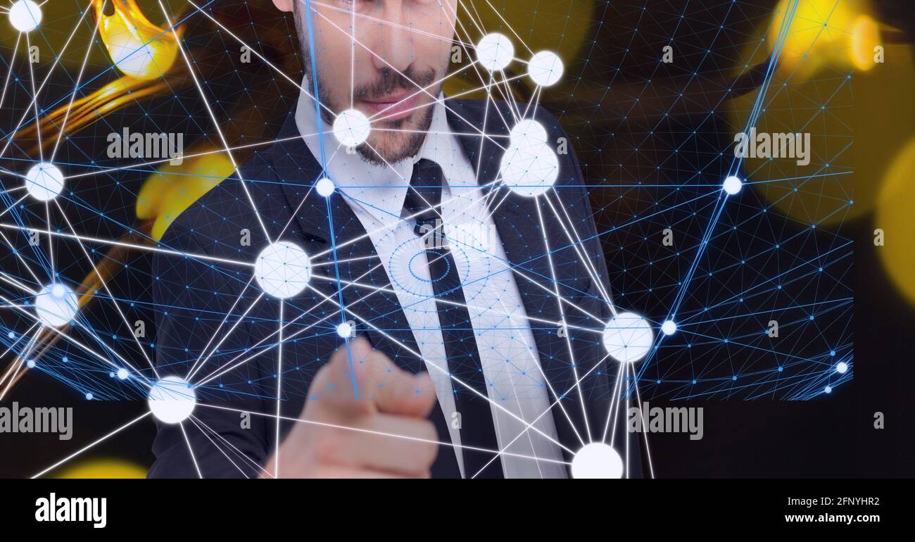 Netzwerk der Verbindungen mit einem Geschäftsmann, der im Hintergrund auf die Kamera zeigt, Vernetzungskonzept Stockfoto