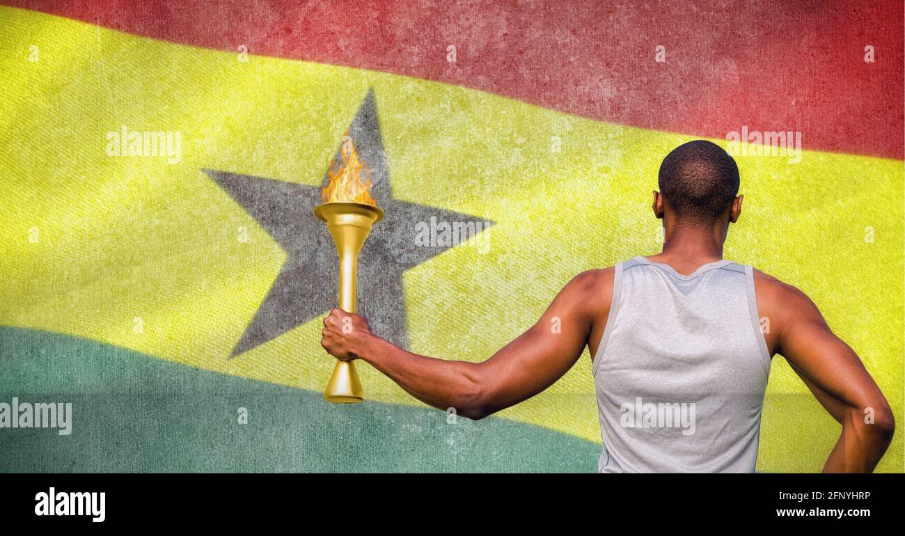 Mann mit olympischer Fackel über ghanaischer Flagge, olympische Spiele und Sportevent-Konzept Stockfoto