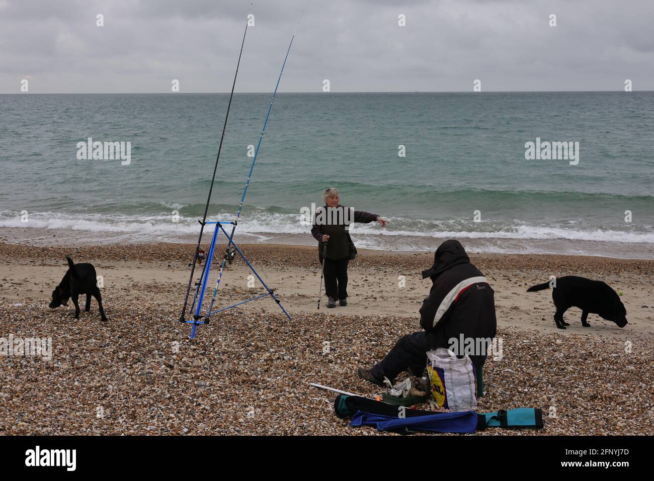 Leute, die am Strand sprechen, Großbritannien. Stockfoto