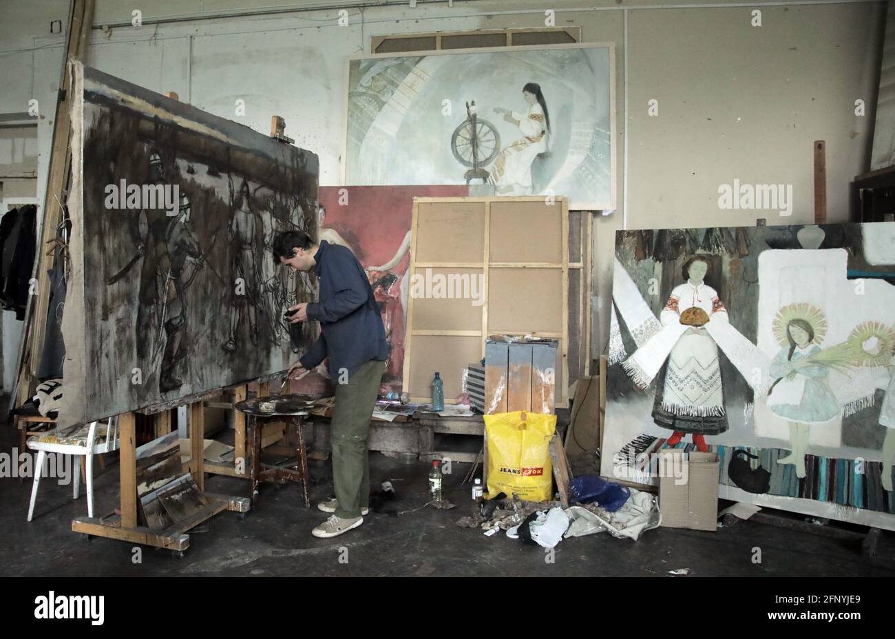 KIEW, UKRAINE - 18. MAI 2021 - EIN Student arbeitet an der Malerei in einem Studio an der Ukrainischen Nationalen Akademie der bildenden Künste und Architektur, Kiew, capi Stockfoto