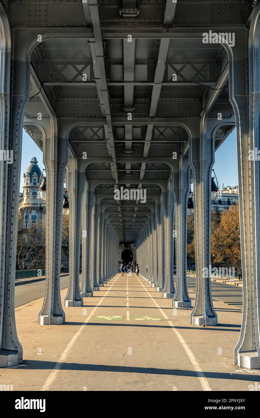 Paris, Frankreich - 10. Mai 2021: Panoramablick auf die alte historische Pont de Passy Bir-Hakeim Stahlbogenbrücke Viadukt Symmetrietunnel über die seine in Par Stockfoto