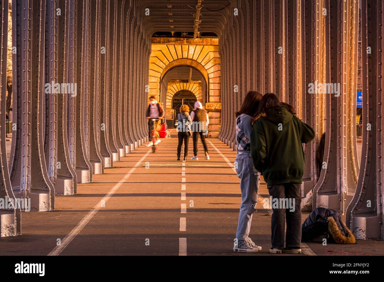 Paris, Frankreich - 10. Mai 2021: Panoramablick auf die alte historische Pont de Passy Bir-Hakeim Stahlbogenbrücke Viadukt Symmetrietunnel über die seine in Par Stockfoto