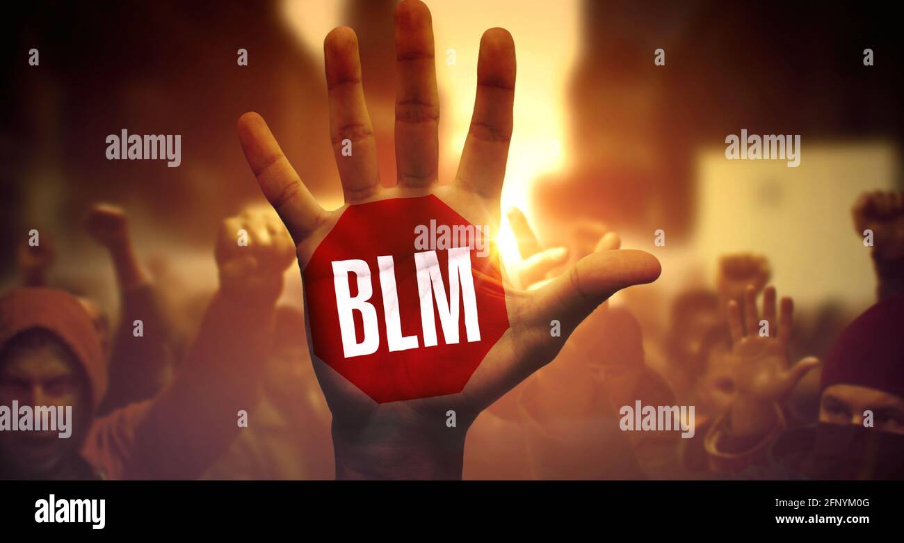 Menge von multiethnischen Menschen auf politischer Demonstration. BLM geschrieben auf Raised Palm. BLM - aus der Nähe der erhöhten Handfläche auf Schlag. Öffentlicher Protest und Kampf für BLM. Stockfoto