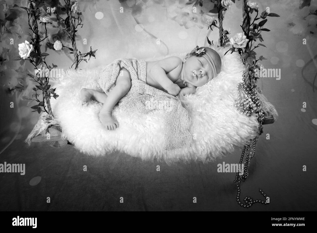 Baby Mädchen auf Schlaf auf einem dekretiven Schaukel, schönes Baby Stockfoto