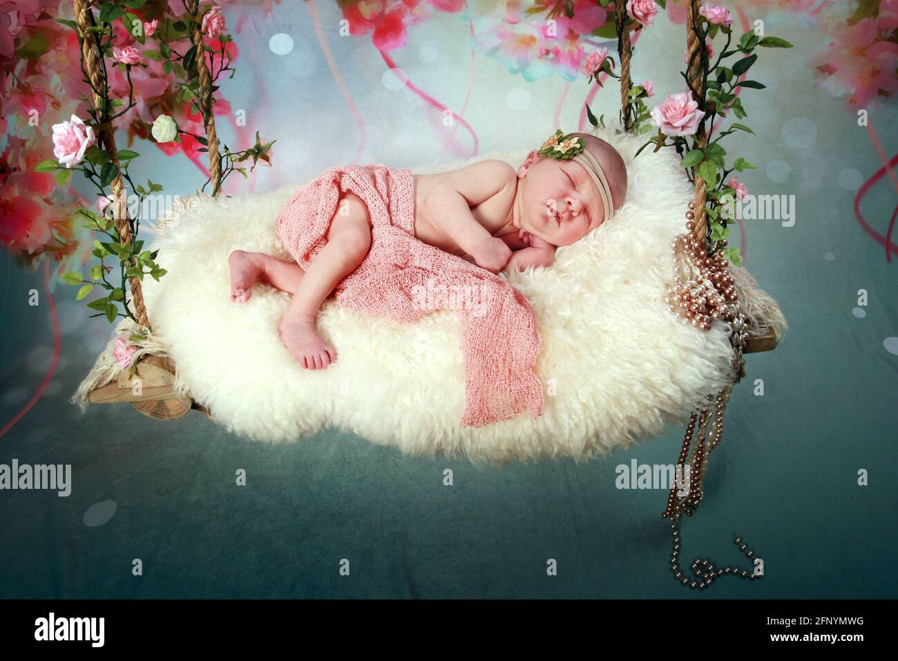 Baby Mädchen auf Schlaf auf einem dekretiven Schaukel, schönes Baby Stockfoto