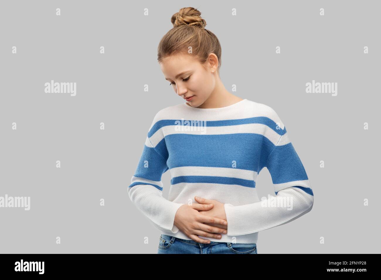 Teenager Mädchen mit Magenschmerzen Stockfoto