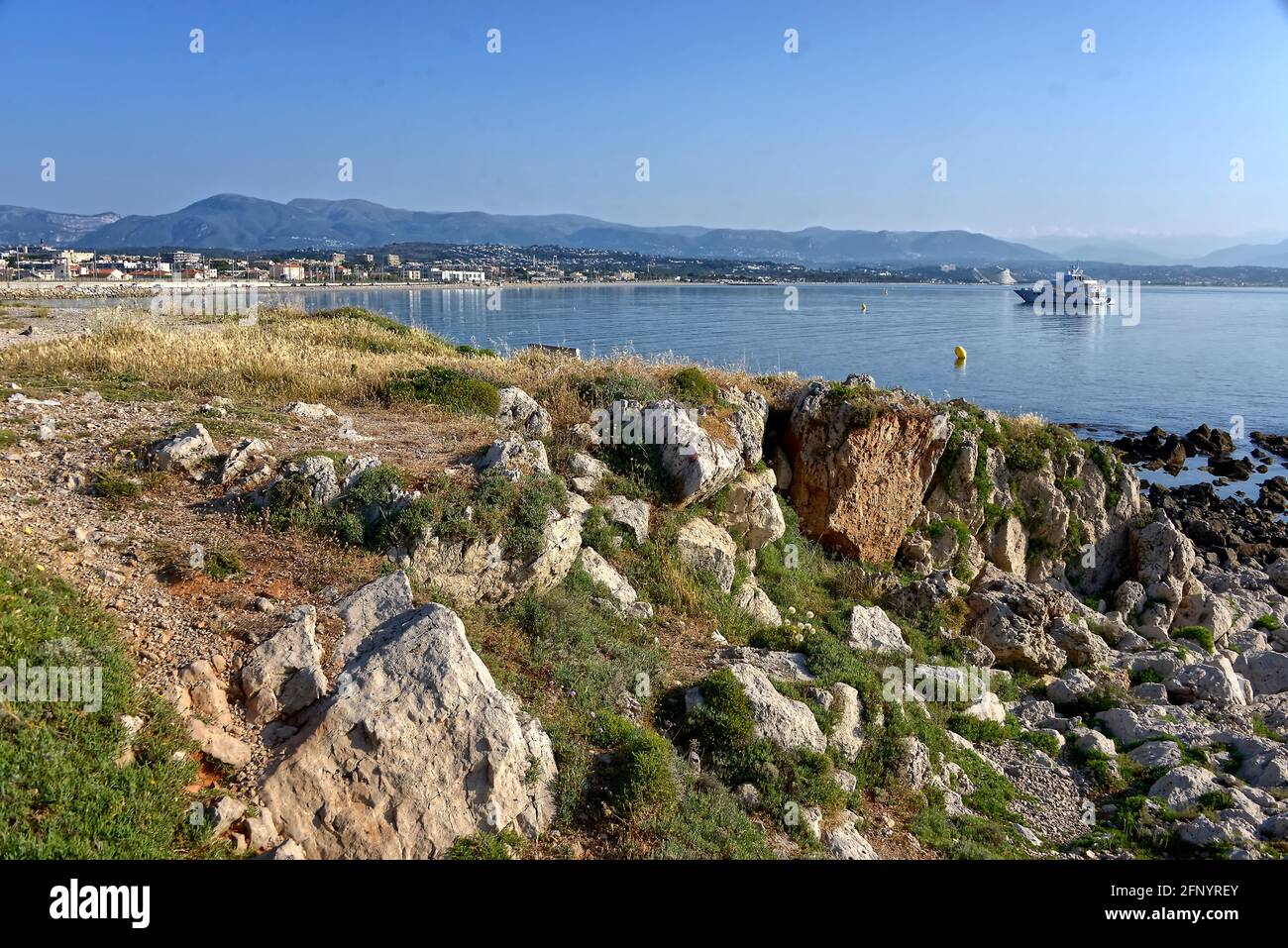 Die felsige Küste von Antibes ist ein mediterraner Ferienort im Département Alpes-Maritimes im Südosten Frankreichs Stockfoto