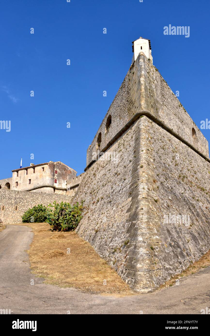 Detail die von Vauban aus Antibes erbaute Festung Carré ist ein mediterraner Ferienort im Département Alpes-Maritimes im Südosten Frankreichs Stockfoto