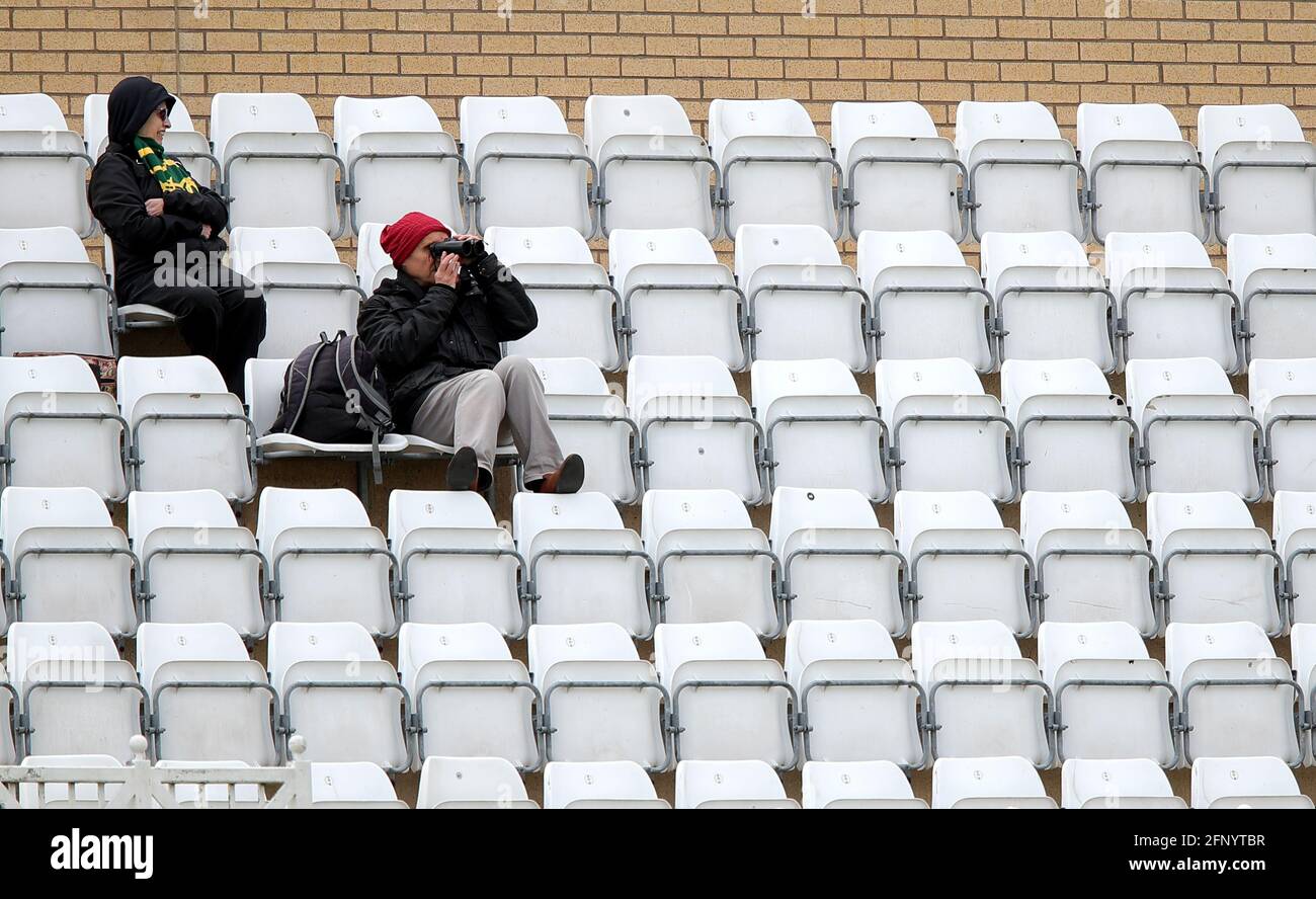 Zuschauer distanzieren sich am Tag eines der LV= Insurance County Championship-Matches in Trent Bridge, Nottingham. Bilddatum: Donnerstag, 20. Mai 2021. Stockfoto