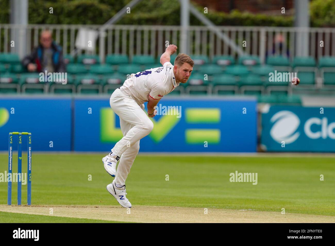 CHELMSFORD, GROSSBRITANNIEN. 20. MAI James Porter von Essex eröffnet am Donnerstag, den 20. Mai 2021, während des LV= County Championship-Spiels zwischen Essex und Warwickshire County Cricket Club im Cloudfm County Ground, Chelmsford, die Bowling-Bahn. (Kredit: Ian Randall, Mi News) Kredit: MI Nachrichten & Sport /Alamy Live News Stockfoto