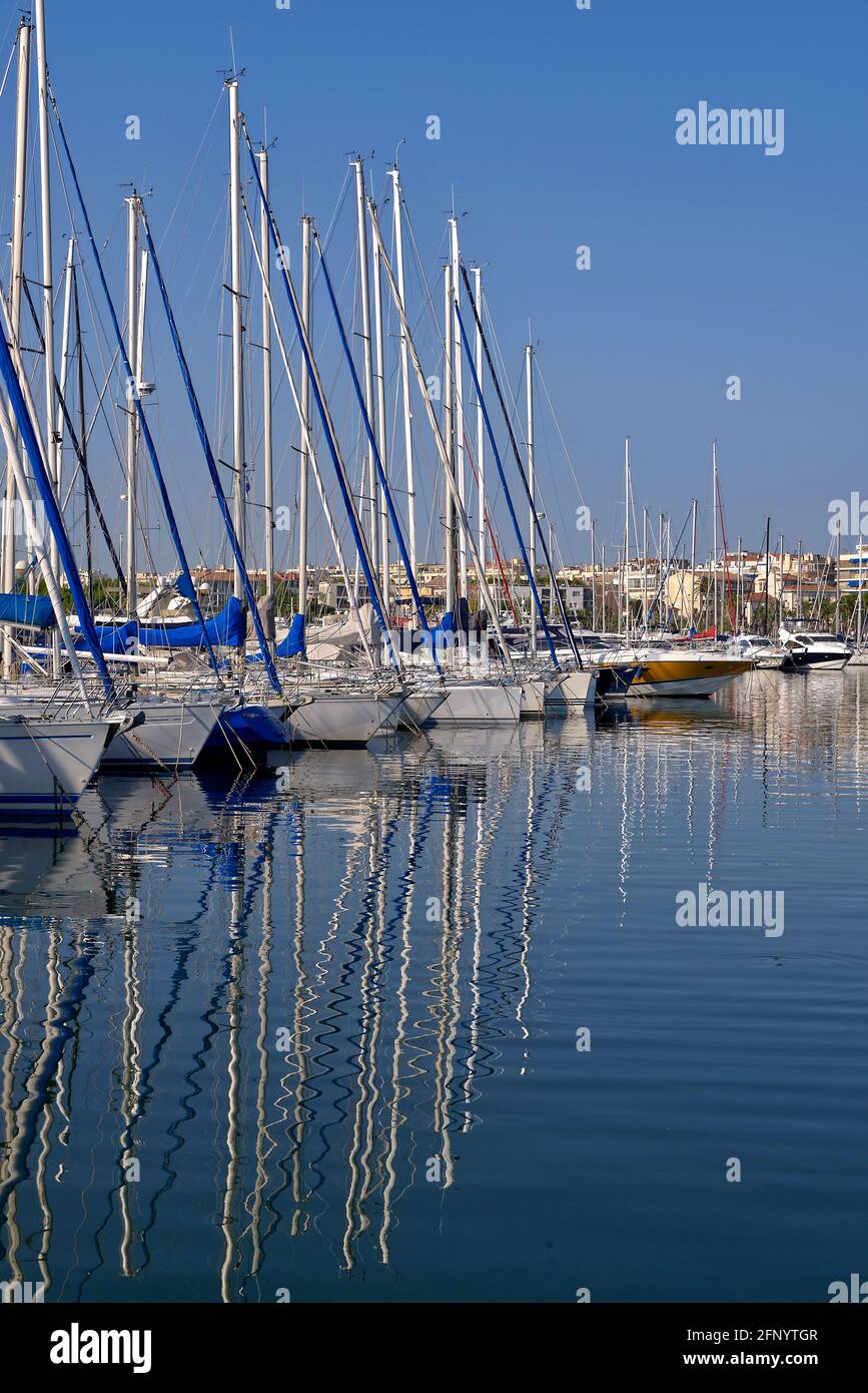 Port of Antibes, Gemeinde ist ein mediterraner Ferienort im Département Alpes-Maritimes im Südosten Frankreichs, an der Côte d'Azur zwischen Cannes und Nizza Stockfoto