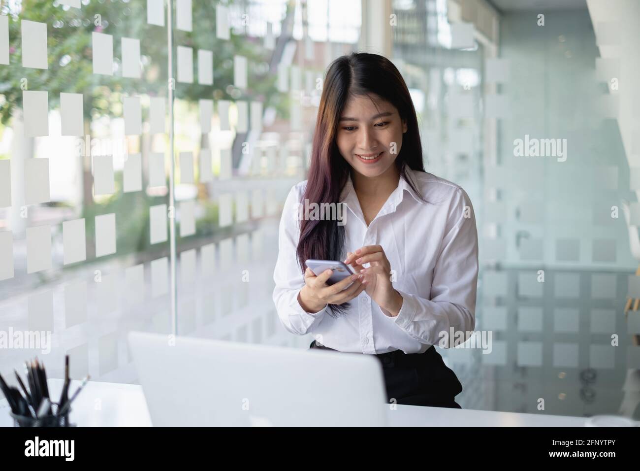 Eine Geschäftsfrau vervollständigt KYC mithilfe eines Online-Banking-Programms, um ein digitales Sparkonto zu eröffnen. Die Definition von Cyber-Sicherheit. Stockfoto