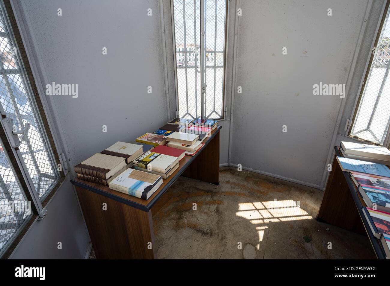 Palmanova, Italien. 18.Mai 2021. Ein altes kleines Haus zum Teilen und zum kostenlosen Bücheraustausch auf dem Hauptplatz der Stadt Stockfoto